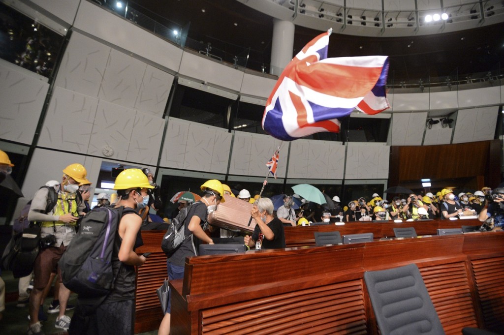 大批示威者7月1日闖入立法會大肆破壞。資料圖片