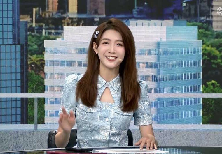 95後宋雪瑩成央視金牌體育節目《天下足球》主持人。微博@宋雪瑩