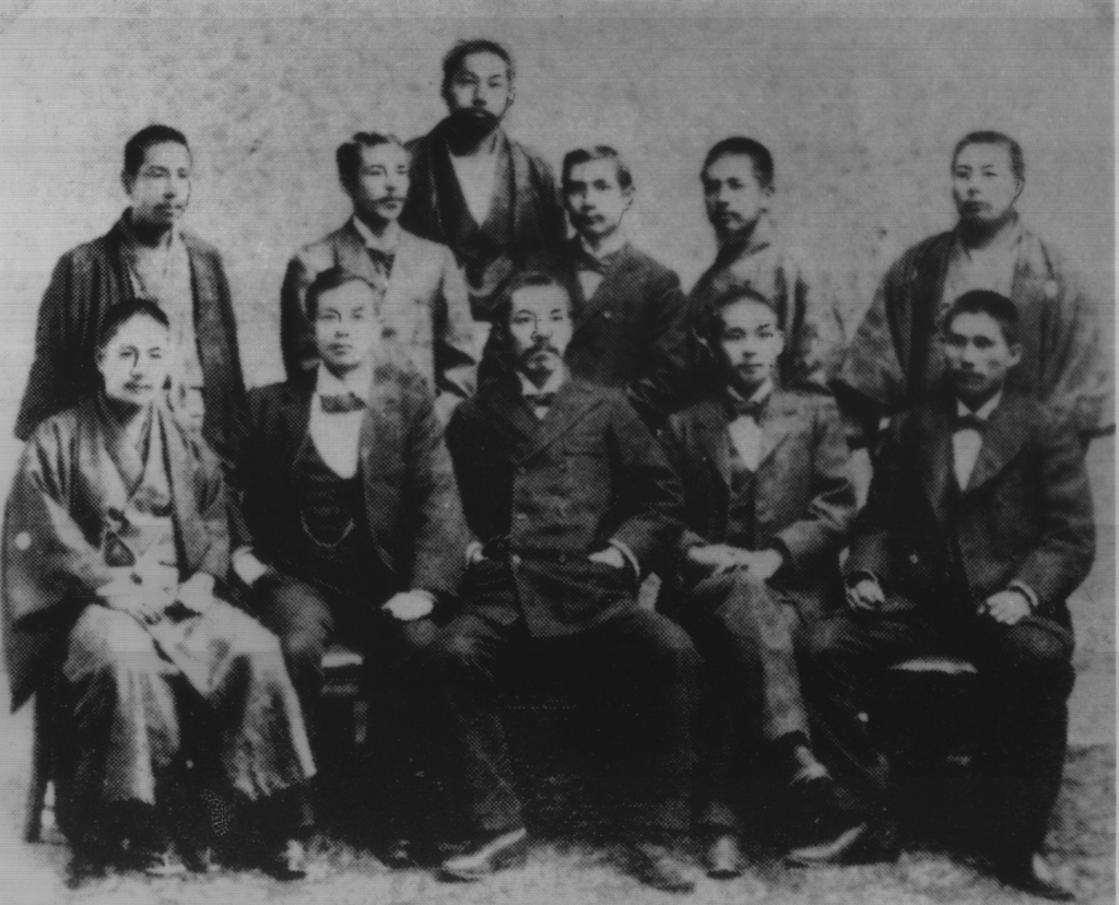 1898年興中會會長楊衢雲等人於日本的合照。前排左起：安永東之助、楊衢雲、平山周、末永節、內田良平；後排左起︰可兒長一、小山雄太郎、宮崎寅藏、孫中山（秘書）、清藤幸七郎、大原義剛（維基百科圖片）