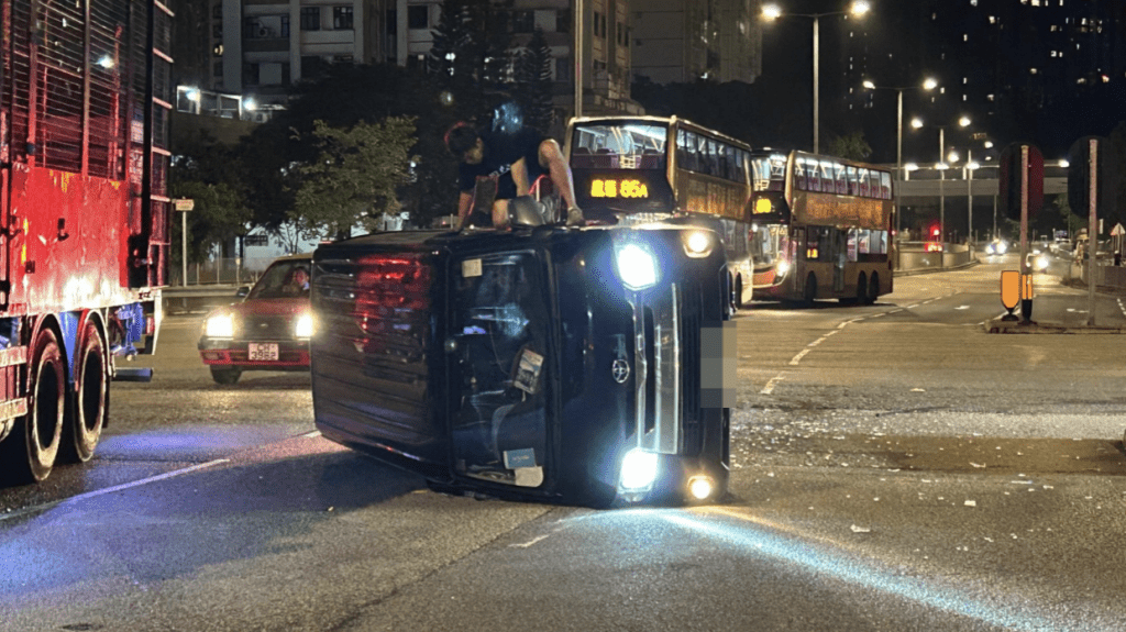 拖車公司職員爬入客貨車檢查。蔡楚輝攝 拖車公司職員爬入客貨車檢查。蔡楚輝攝