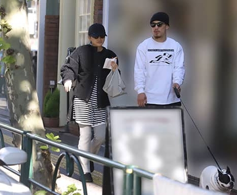 川口和矢地被攝得恩愛拍拖放狗。