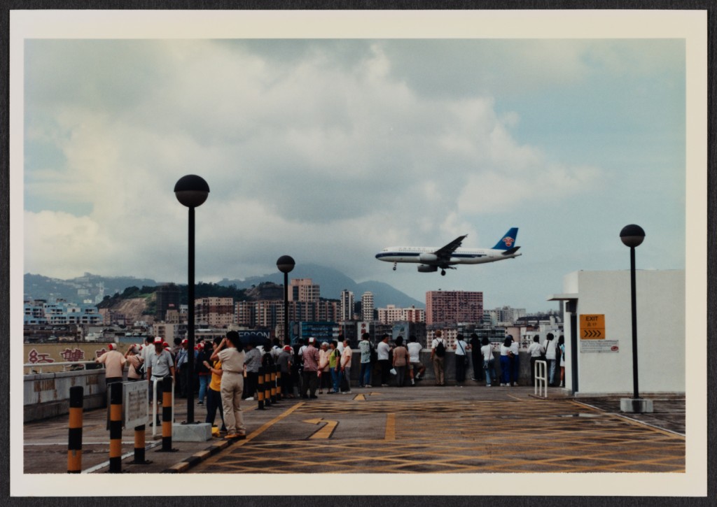 1998年市民在停车场天台观看抵港和离港的飞机。图片：政府档案处