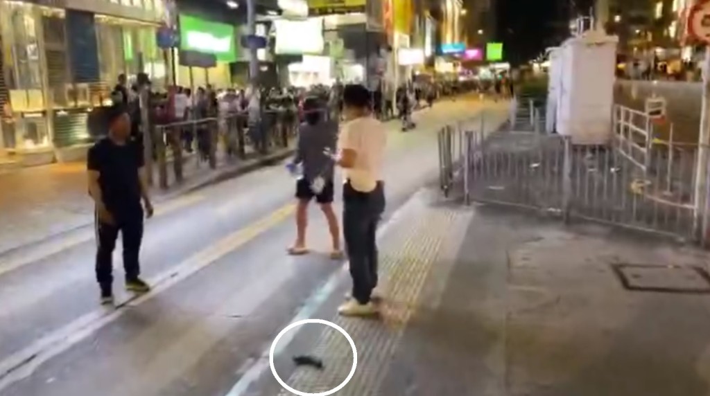 警員跌出手槍。網上截圖