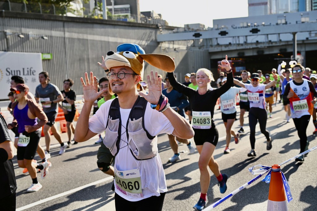 不少參賽者都打扮成各式人物。圖為2025年渣打馬拉松情況。資料圖片
