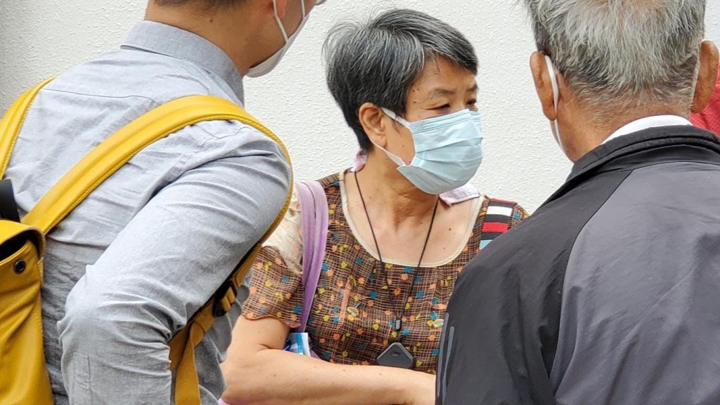 被告周靜儀（中）。