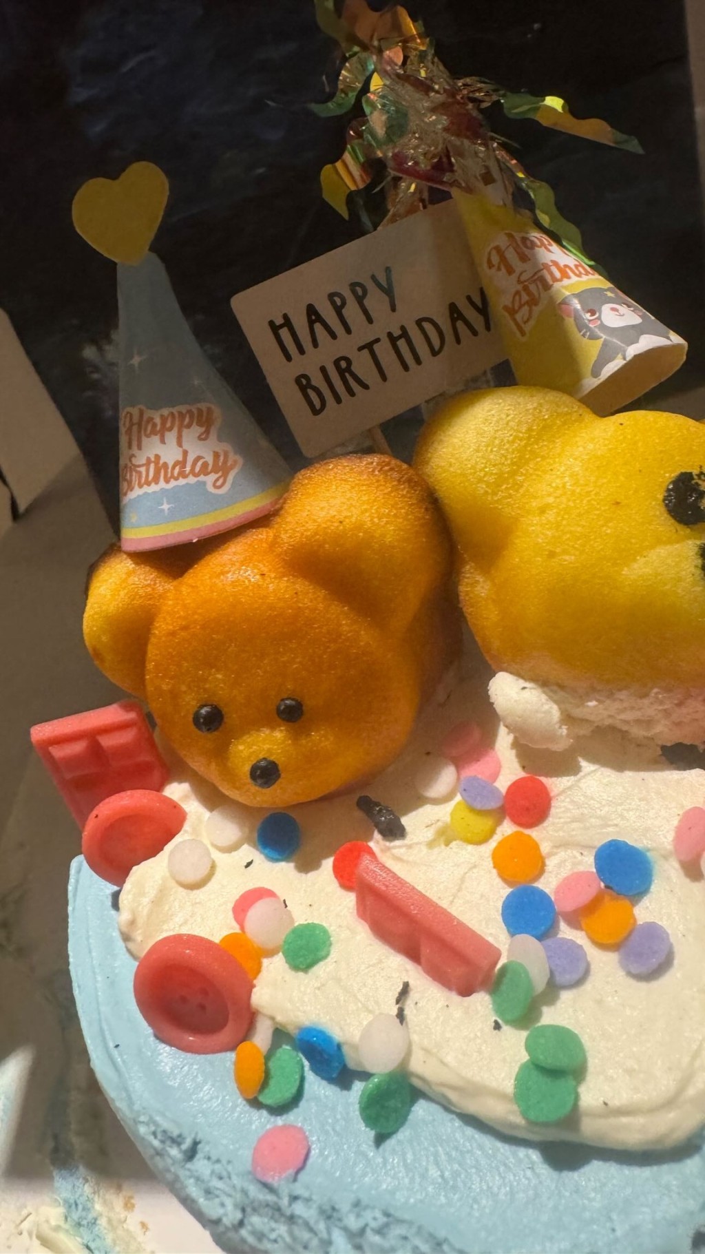高鈞賢貼出花束加上一個心心emoji，再貼出生日蛋糕放閃。