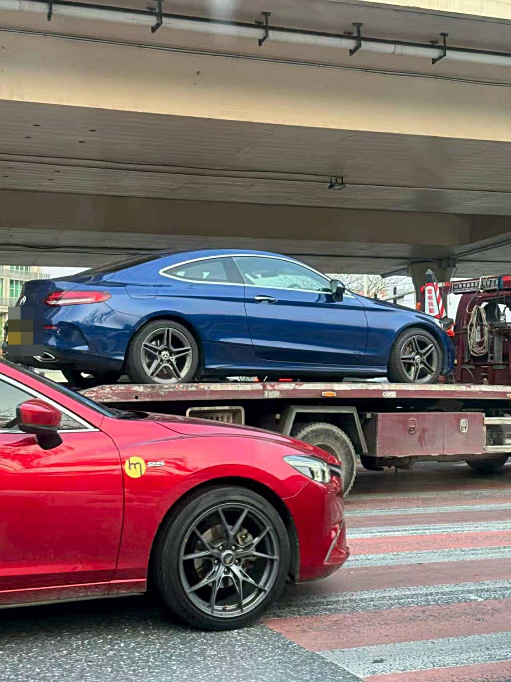 肇事港車被公安拖走。fb：車cam L（香港群組）