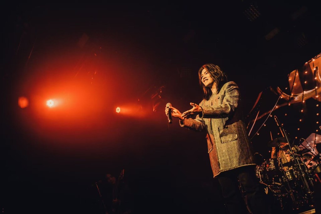 謝幕時，樂迷大叫encore，麋先生忍不住溫馨提醒：「我們還沒下台，先不要叫安歌。」