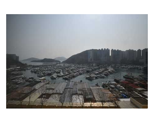 由單位外望，可將船廠及對出香港仔南避風塘收入眼底。