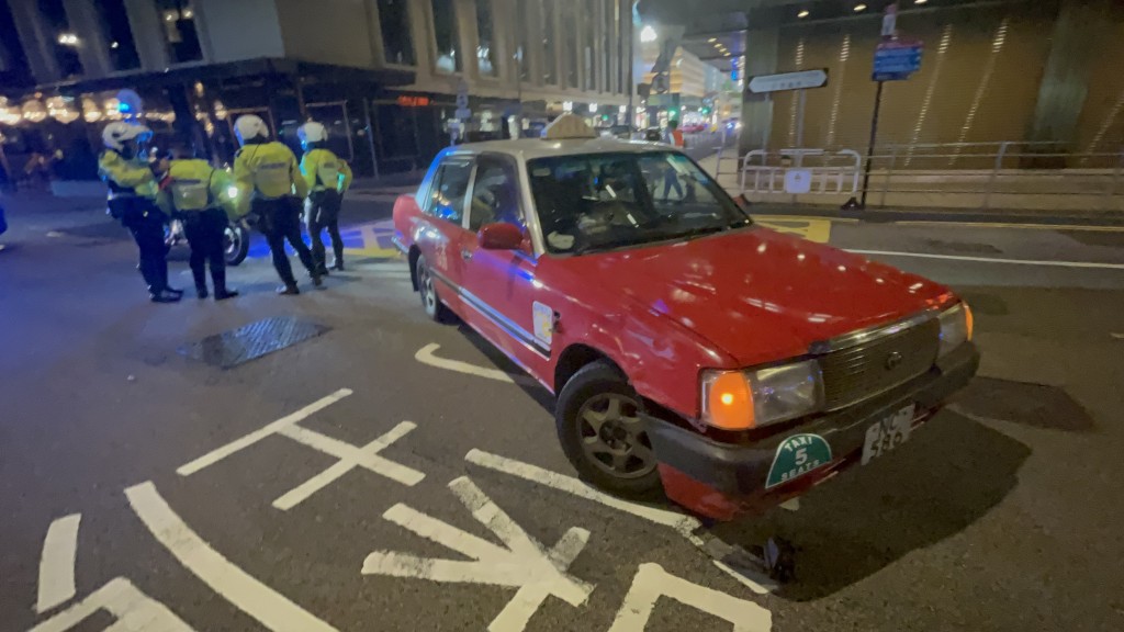一輛的士車頭損毀。 一輛的士車頭損毀。