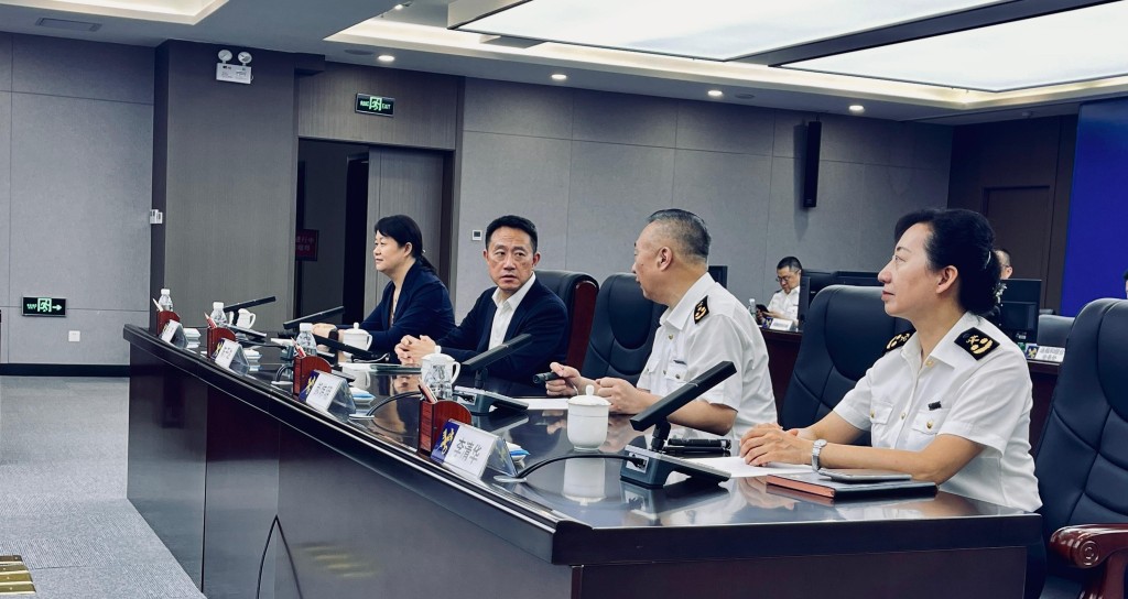 陳子達(左二)參觀烏魯木齊海關業務運行監控和查驗管控中心。 陳子達(左二)參觀烏魯木齊海關業務運行監控和查驗管控中心。