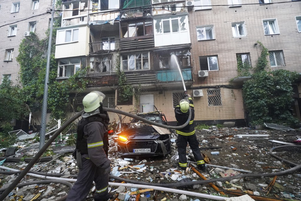 消防員到場灌救。美聯社 消防員到場灌救。美聯社