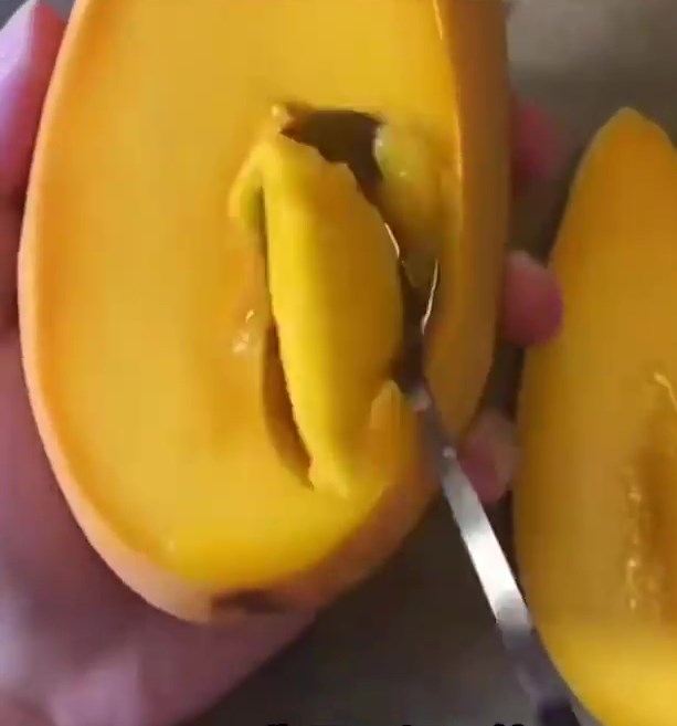 在芒果的約六份一位置切開一小塊後，拿匙羹沿芒果核挖著吃。網上截圖