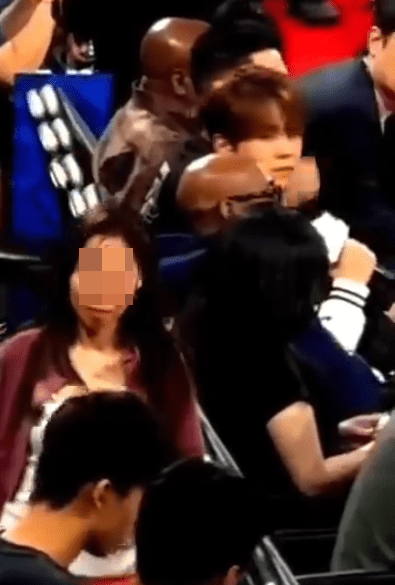 姜濤之後再望向該名離譜女子。