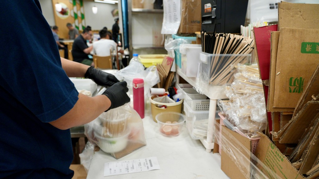 政府推行第一階段「走塑」已超過一年。資料圖片 政府推行第一階段「走塑」已超過一年。資料圖片