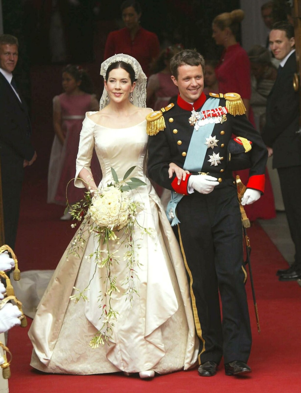 04年5月，玛莉与费德瑞克结婚，并成为丹麦皇储妃。