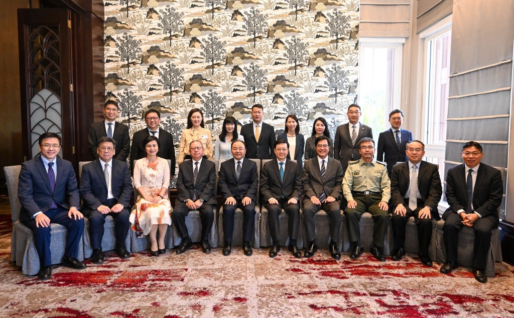 李家超 27 日在马来西亚吉隆坡出席中华人民共和国驻马来西亚特命全权大使欧阳玉靖所设的午宴。政府新闻处图片