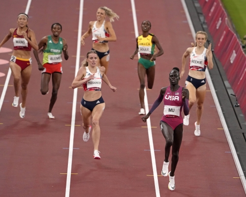 王春雨（左）於女子800米錄得個人最佳時間。AP