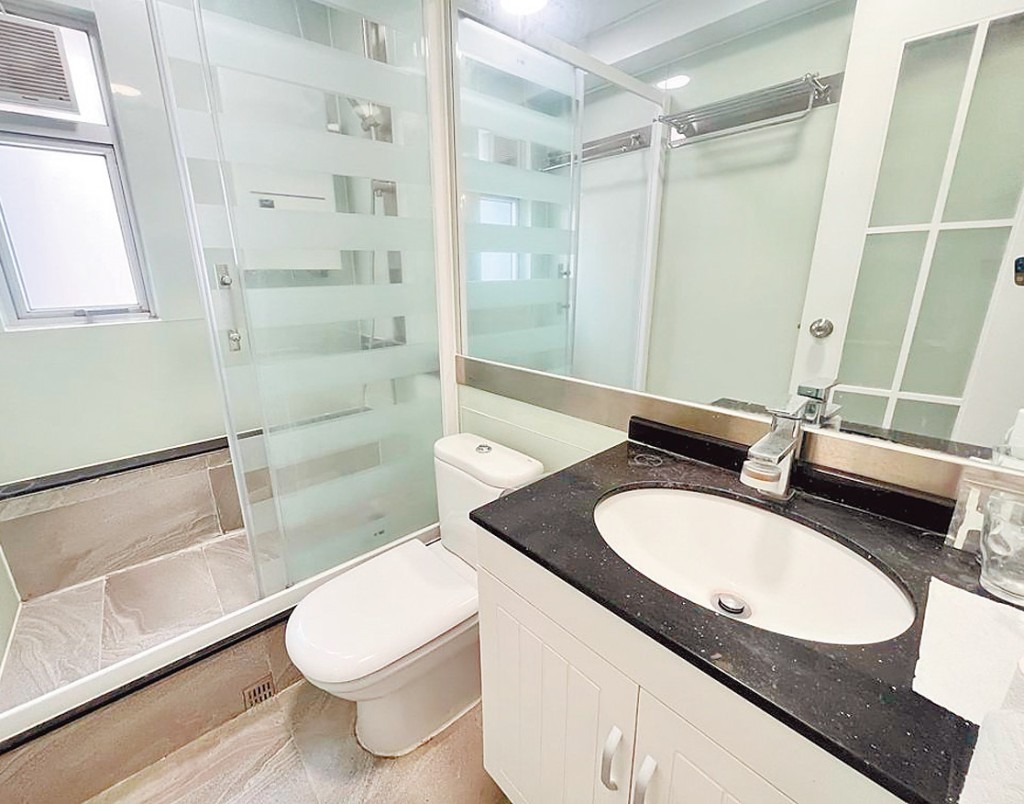 浴室设有独立淋浴间，乾湿分离，方便日常打理。