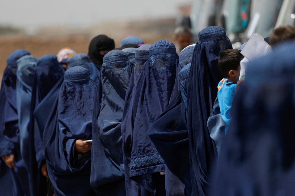 2022年5月7日塔利班要求女性从头到脚用衣物包裹。 路透社