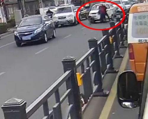 爺爺下車了解時，7歲孫兒竟爬到駕駛位上，一腳踩落油門，車輛直輾跌在地上的男途人。 網上圖片