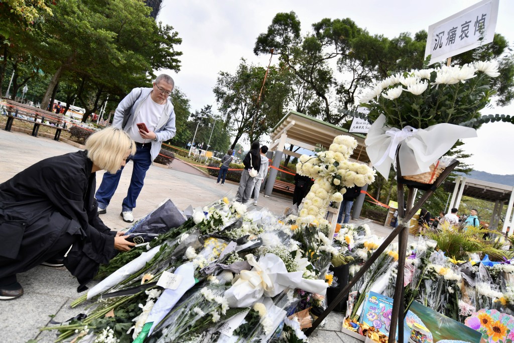 大批市民到場以不同方式悼念死難者。 大批市民到場以不同方式悼念死難者。