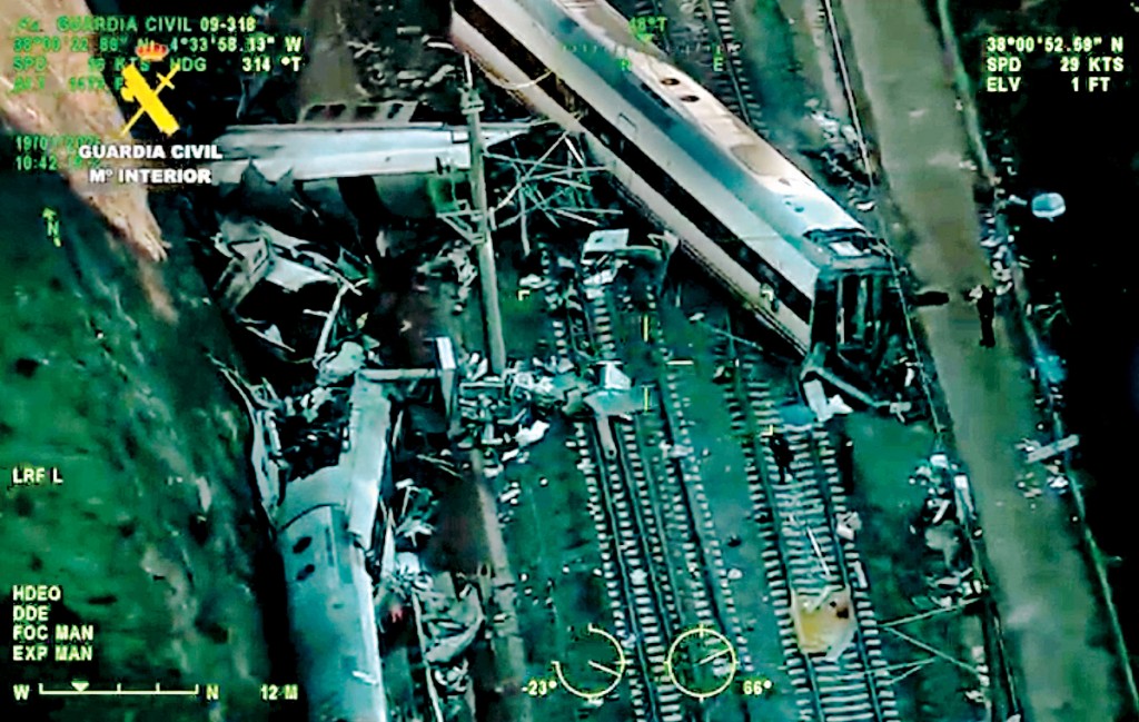 救援人員聚集火車撞擊現場施救。