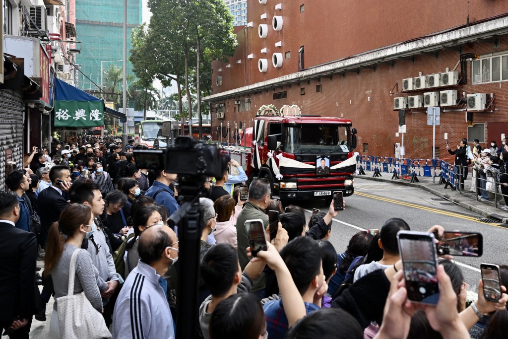 市民夾道送別殉職消防員何偉豪。 市民夾道送別殉職消防員何偉豪。