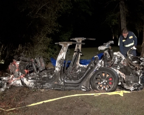 Tesla 電動車上周六晚在美國德州休斯敦市以北一條路上行駛時失事撞向一棵樹。網圖