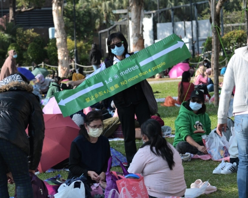 政府呼籲市民保持社交距離。