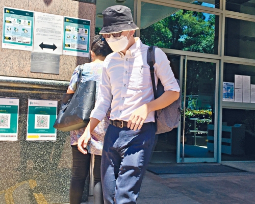 被告黄福荣，否认非礼罪及普通袭击罪受审。