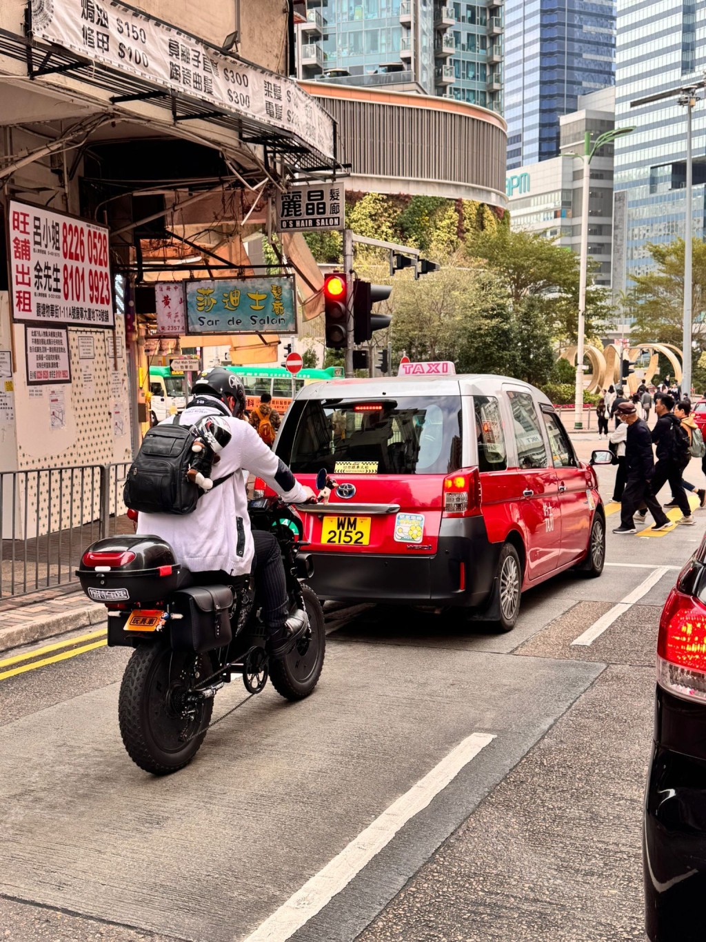 一名鐵騎士於觀塘鬧市駕駛一輛掛上寫有「玩具車」車牌的電動單車。threads@keith.cheng.9216圖片