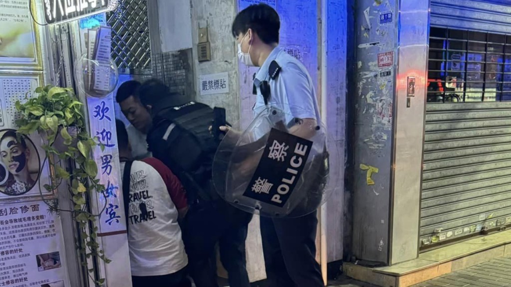 深水埗持刀男與人打架 警持盾趕至制服
