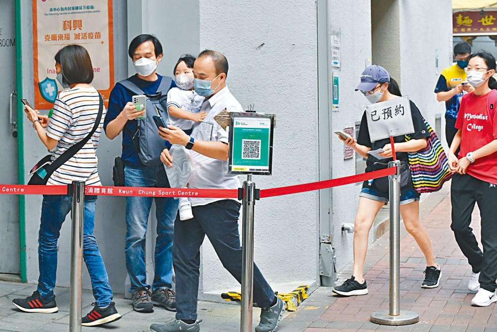 近日新冠肺炎疫情反覆，家長帶小朋友打疫苗以防萬一。
