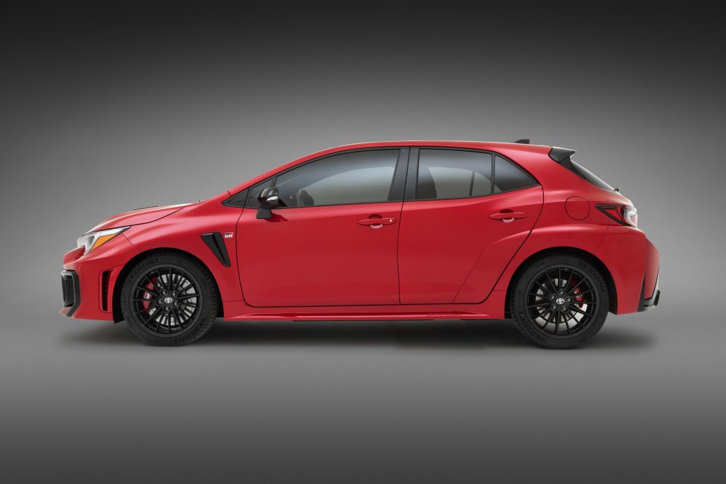 豐田2025年北美新版GR Corolla配搭18吋輕合金輪圈、內附鮮紅色GR制動卡鉗。 豐田2025年北美新版GR Corolla配搭18吋輕合金輪圈、內附鮮紅色GR制動卡鉗。