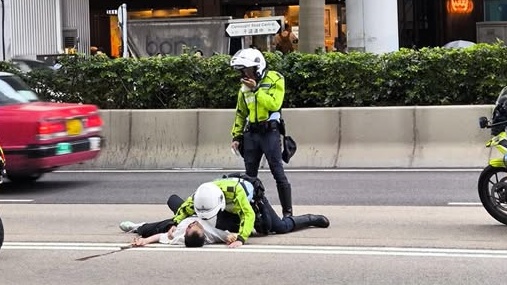 男子跳橋躺在行車線上。fb 車cam L(香港群組)Bosco Chu