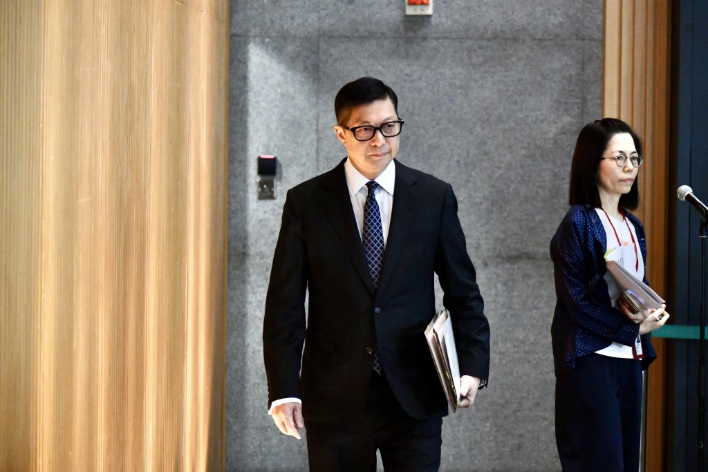 保安局局長鄧炳強見記者時重申，當局對於任何反中亂港的圖謀，必定依法嚴肅懲治，絕不手軟。盧江球攝