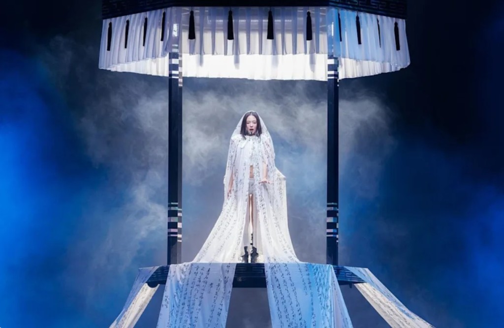 Jennie昨晚表演時，身披寫滿中文書法字的白色紗袍登場，如女神下凡。