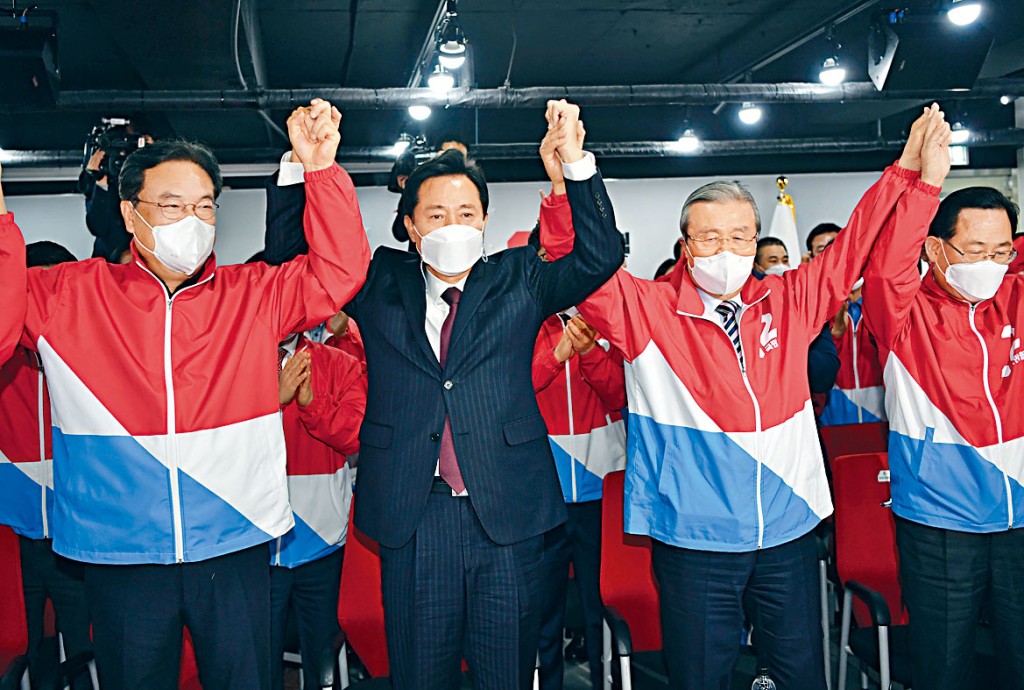 首尔市长候选人吴世勋(左二)与国民力量党成员。
