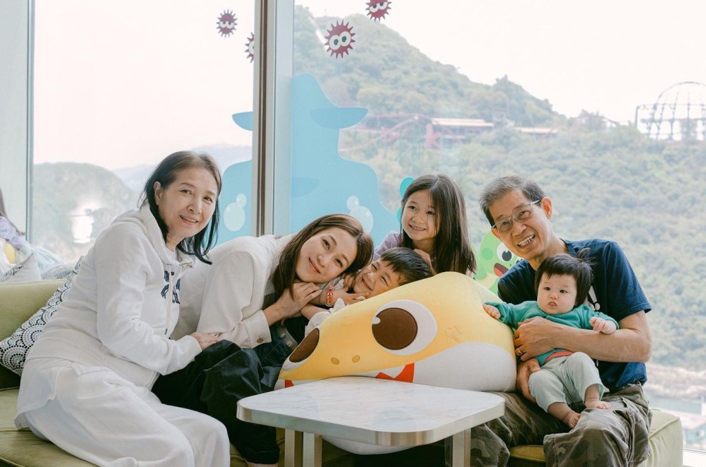 锺嘉欣去年5月返港时，曾与父母凑三个小朋友去staycation。  ​