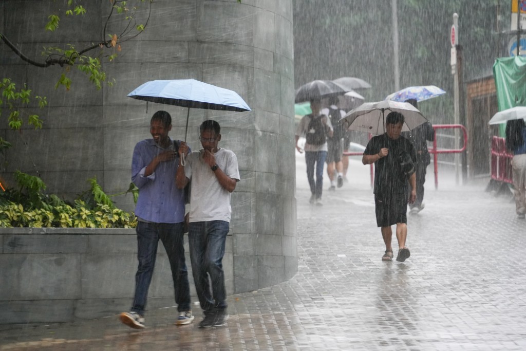 南丫島及南區的雨勢特別大,已錄得每小時雨量超過100毫米的大暴雨。吳艷玲攝 南丫島及南區的雨勢特別大,已錄得每小時雨量超過100毫米的大暴雨。吳艷玲攝