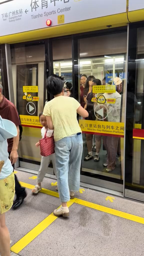 民眾將婦人強闖車廂的情景拍下。抖音@ ? 民眾將婦人強闖車廂的情景拍下。抖音@ ?
