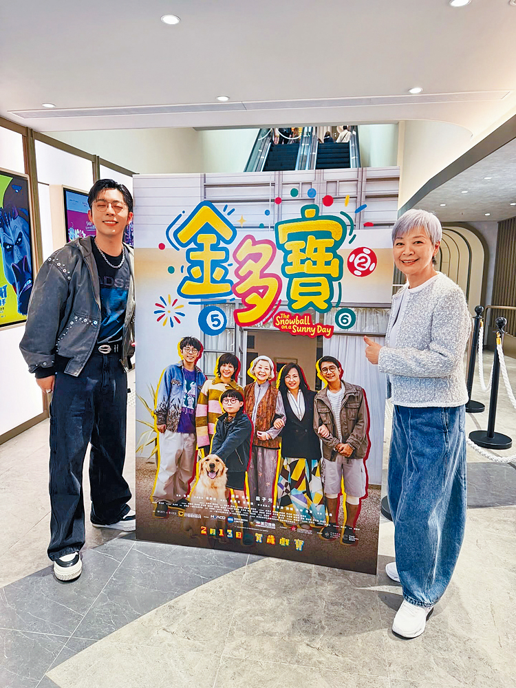 Edan分享同「嫲嫲」金燕玲謝票的合照，笑言沒中大獎、未能退休。