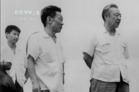 1978年正在清华大学读书的习近平 (左)暑假实践中随父亲习仲勋(右)在广东调研。央视画面