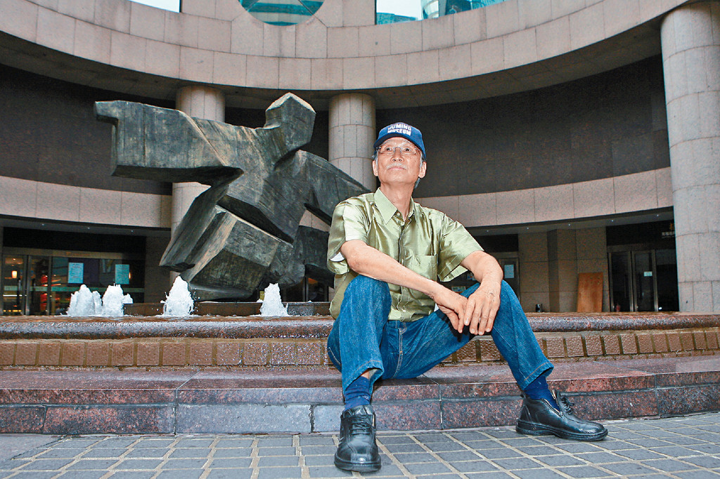 1938-2023
中環 《太極》
■朱銘曾在中環交易廣場平台上其作品《太極》前留影。