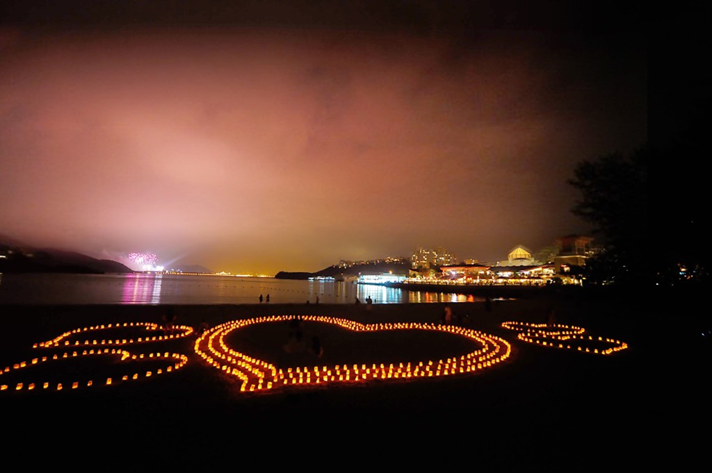 愉景灣大白灣沙灘飾以巨形心心圖案燭光燈，氣氛浪漫。