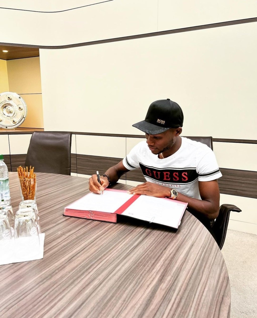 迪斯亞施比在拜仁的合約上簽名。Twitter圖片