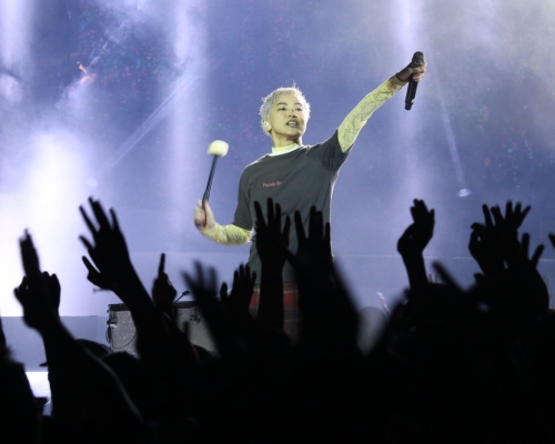 演唱會原定在10時50分以《光明會》作結,但阿詩懶理嘈音管制,2分鐘後再上台。