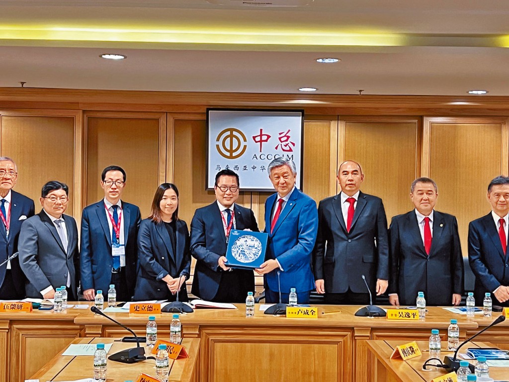 中華廠商聯合會交流團拜訪大馬中華總商會，史立德（戴眼鏡者）向盧成全致送紀念品。