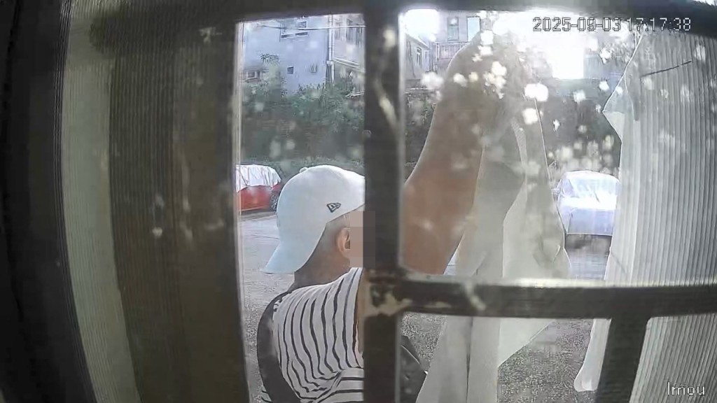 一名身穿間條上衣的男子偷走掛在屋外的一件衫及一條褲。FB「錦上路之友」片段截圖 一名身穿間條上衣的男子偷走掛在屋外的一件衫及一條褲。FB「錦上路之友」片段截圖